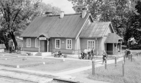 Dworzec na stacji Jeleń, budynek drewniany, 1986. Fot. J. Szeliga....